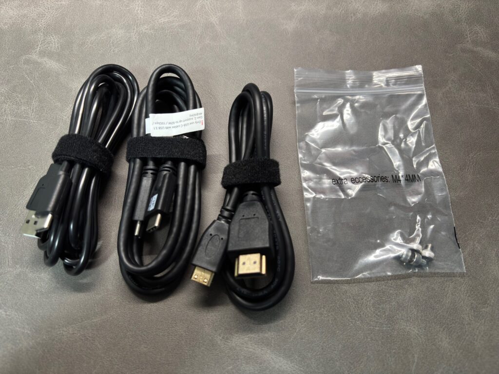 付属品としてtypeC-typeC、HDMI-miniHDMI、USB-typeCが付属している