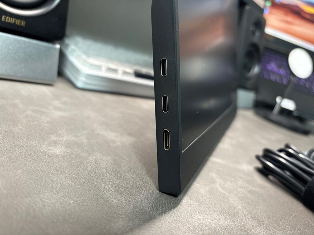 モニター左側面の接続ポート