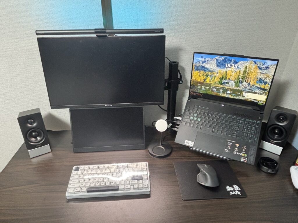 ドッキングステーション使用前のデスクの全体像