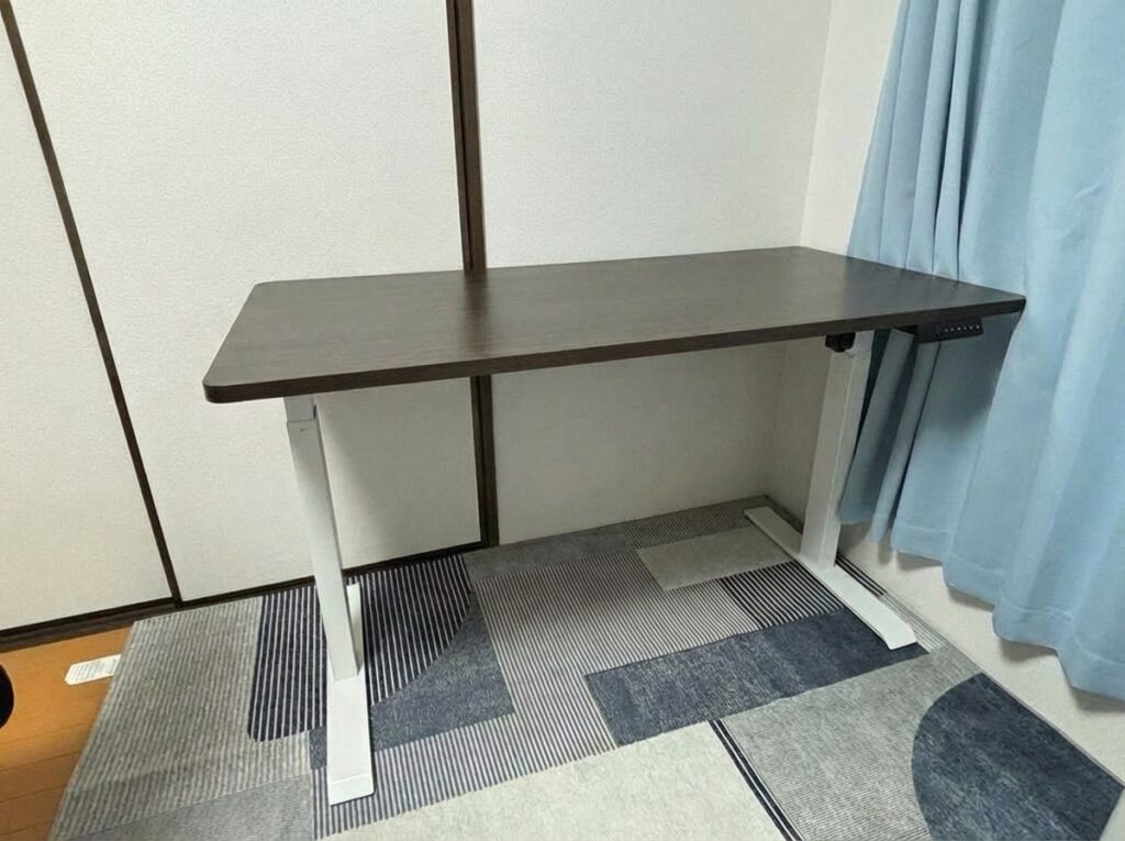 デスク本体組み立て後の写真