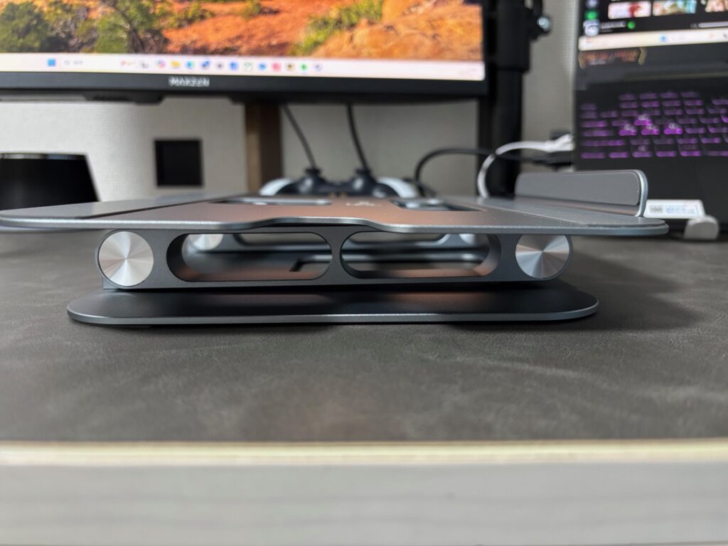 スタンド本体は重厚感のあるマットなシルバーメタリック