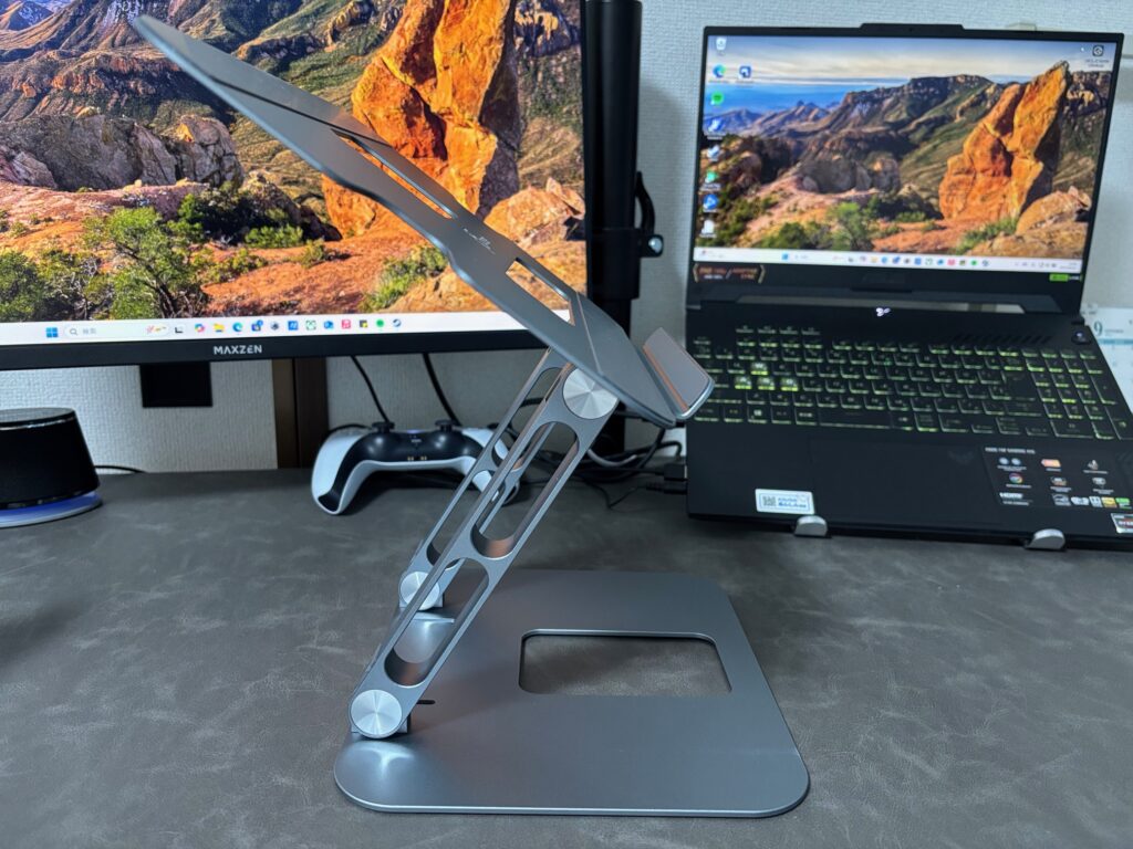 高さ角度ともに自由度かかなり高くヒンジもかなり堅いので高さが勝手に変わるしんぱいはなさそうです