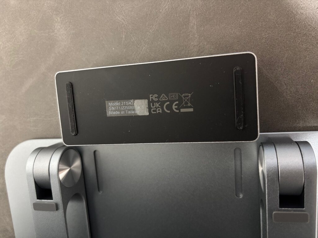 ハブの裏の凸がスタンドの凹にフィットするような仕様になっているのでずれる心配もなさそう