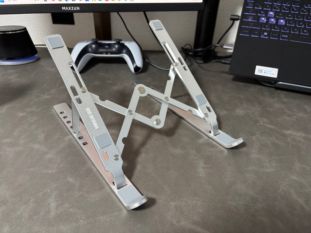 前まで使っていたアイリスオーヤマのスタンドはかなり軽量で小さく畳めるので持ち運び要員に